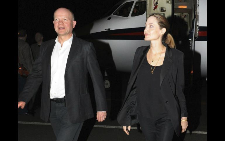 Angelina Jolie y el ministro William Hague a su llegada a Ruanda el 23 de marzo. EFE /