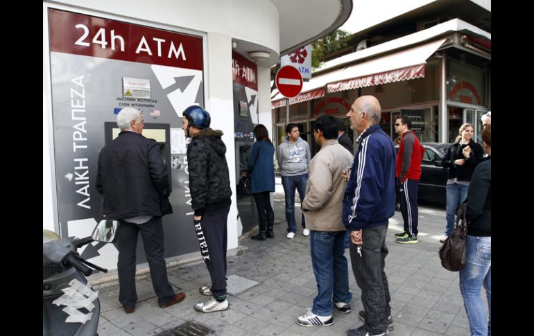 Los cajeros automáticos siguen funcionando, pero se quedan rápidamente sin dinero. ARCHIVO /