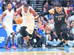 Uno a uno. Chris Bosh inicia una transición rápida ante la marca de Tobias Harris. AFP /