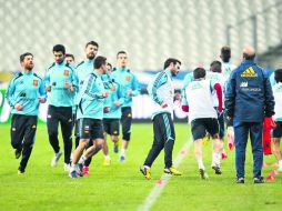 Los españoles entrenaron ayer en una cancha cercana a Saint Denis, al norte de la capital francesa. AP /