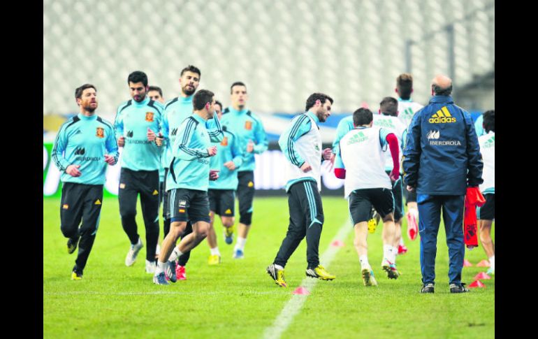 Los españoles entrenaron ayer en una cancha cercana a Saint Denis, al norte de la capital francesa. AP /