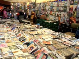 En la mayoría de tianguis y mercados como el de San Juan de Dios es común encontrar comercios de discos piratas. ARCHIVO /