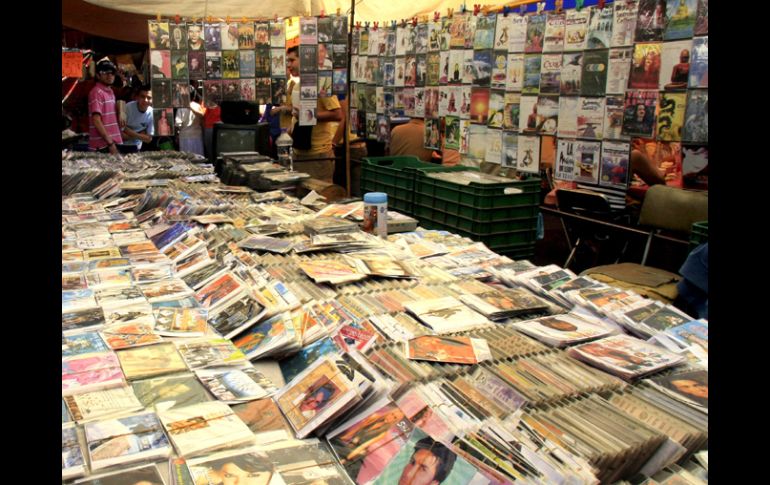 En la mayoría de tianguis y mercados como el de San Juan de Dios es común encontrar comercios de discos piratas. ARCHIVO /