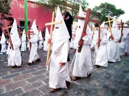 Con capirotes, capuchones y cíngulos, cofrades participan en la Procesión del Silencio en Querétaro. ARCHIVO /