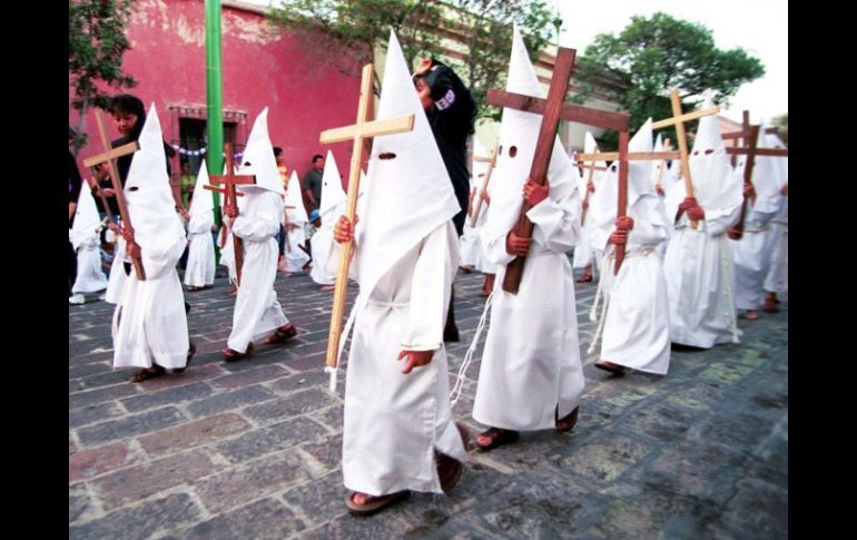 Con capirotes, capuchones y cíngulos, cofrades participan en la Procesión del Silencio en Querétaro. ARCHIVO /