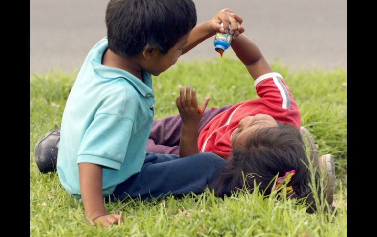 Durante el periodo vacacional, las familias sacan a sus niños a pedir dinero para aprovechar la presencia de turistas. ARCHIVO /