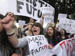 Estudiantes se manifiestan frente al Parlamento en Nicosia. EFE /