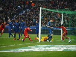 Momentos en que Loris ve el balón en el fondo de las redes a pesar de que intentó evitar el gol. AFP /