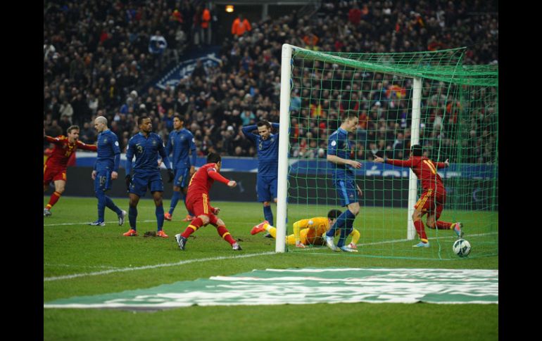 Momentos en que Loris ve el balón en el fondo de las redes a pesar de que intentó evitar el gol. AFP /