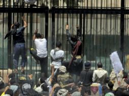 Los presos intentan salir de prisión durante la protesta, por lo cual los policías comienzan a disparar. ARCHIVO /