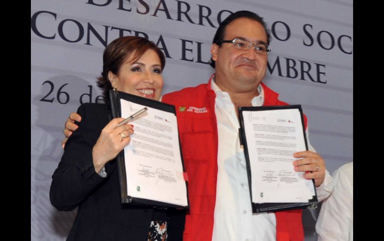 Rosario Robles y Javier Duarte firman el Acuerdo para iniciar con la Cruzada contra el Hambre. NTX /