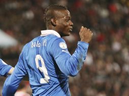 Mario Balotelli sigue siendo la figura del cuadro italiano dentro de la cancha. AP /