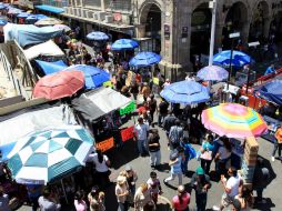 Durante esta temporada los comerciantes saturan  zonas como la Plaza Universidad y todo su corredor hasta Plaza Guadalajara. ARCHIVO /