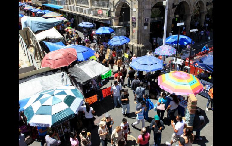 Durante esta temporada los comerciantes saturan  zonas como la Plaza Universidad y todo su corredor hasta Plaza Guadalajara. ARCHIVO /