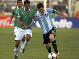 Lionel Messi (der) reconoció al final del partido las complicaciones de jugar en La Paz. EFE /