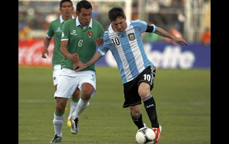 Lionel Messi (der) reconoció al final del partido las complicaciones de jugar en La Paz. EFE /