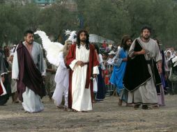 El Cristo de Iztapalapa hizo la multiplicación de los panes bajo una ligera lluvia y un viento insistente. NTX /