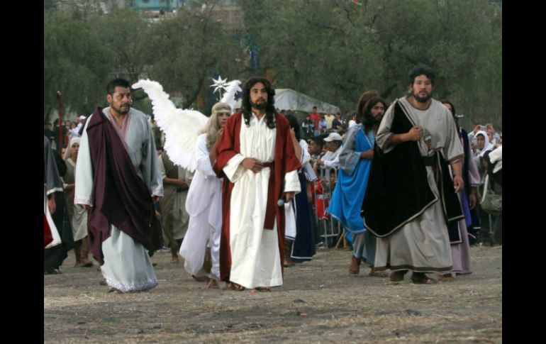 El Cristo de Iztapalapa hizo la multiplicación de los panes bajo una ligera lluvia y un viento insistente. NTX /