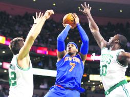 Acertado. Carmelo Anthony (centro) dispara ante la marca de Shavlik Randolph (izq.) y  Brandon Bass. AFP /