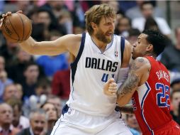 Nowitzki fue uno de los jugadores con cifras de dos dígitos durante el juego. AP /