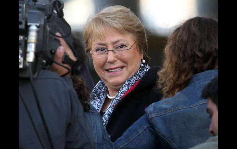 Michelle Bachelet declara a su llegada que vuelve a Chile porque quiere ayudar a construir un país mejor. EFE /