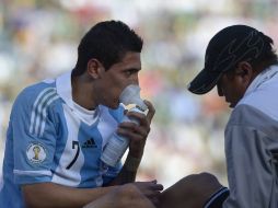 Ángel di María recibe oxigeno durante el juego ante Bolivia. AFP /