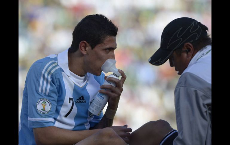 Ángel di María recibe oxigeno durante el juego ante Bolivia. AFP /