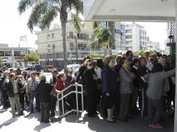 Varias personas hacen cola a las puertas de una sucursal de Laiki Bank. EFE /