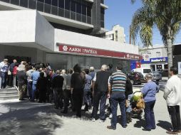 Los bancos chipriotas volvieron a reabrir hoy sus puertas tras casi dos semanas cerrados. EFE /