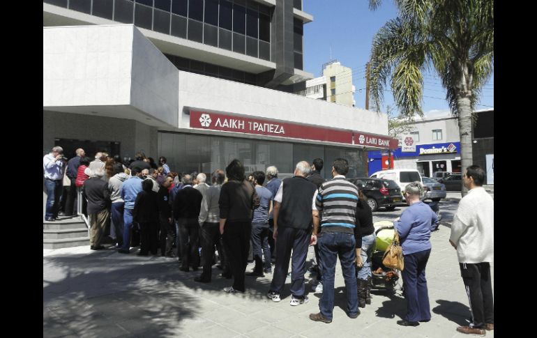 Los bancos chipriotas volvieron a reabrir hoy sus puertas tras casi dos semanas cerrados. EFE /