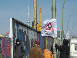 El muro cayó el 9 de noviembre de 1989 y en la actualidad es uno de los principales atractivos de la capital alemana. EFE /