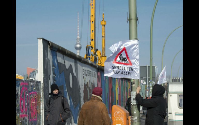 El muro cayó el 9 de noviembre de 1989 y en la actualidad es uno de los principales atractivos de la capital alemana. EFE /