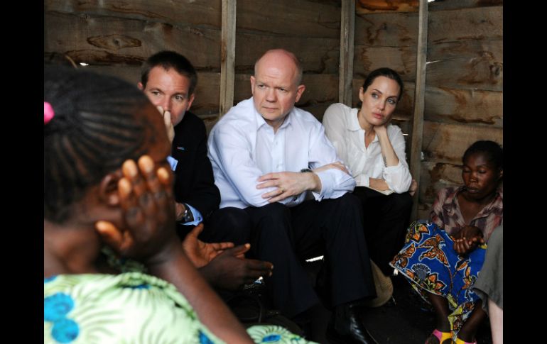 La actriz y embajadora de buena voluntad de la ONU junto al secretario de Exteriores británico, William Hague, durante su visita AFP /