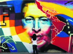 Símbolo. Una niña observa un mural en honor a Hugo Chávez, quien se convirtió en un referente para otros mandatarios de la región. AFP /