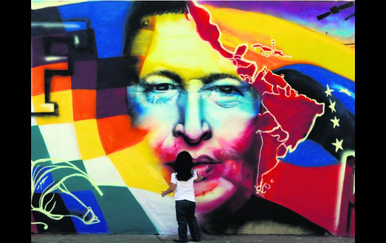 Símbolo. Una niña observa un mural en honor a Hugo Chávez, quien se convirtió en un referente para otros mandatarios de la región. AFP /