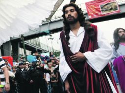 Viacrucis.  Jesús Flores Domínguez, quien representa a Cristo, recorrió ayer las Siete Casas antes de la Última Cena. NTX /