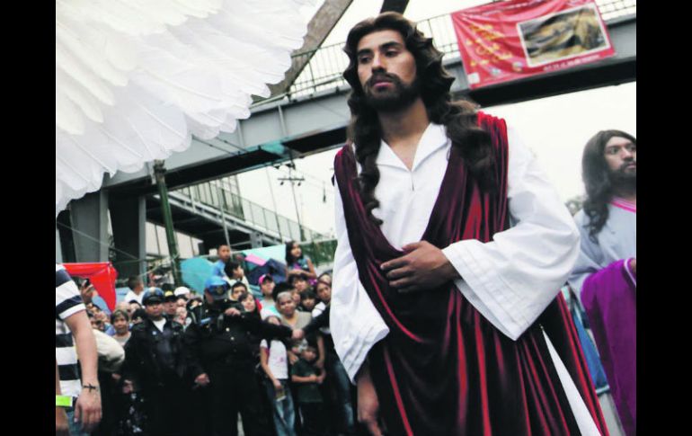 Viacrucis.  Jesús Flores Domínguez, quien representa a Cristo, recorrió ayer las Siete Casas antes de la Última Cena. NTX /