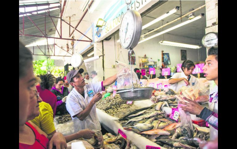 Mercado del Mar. Comerciantes refirieron que no fueron interrogados por la veda de moluscos de concha. EL INFORMADOR /