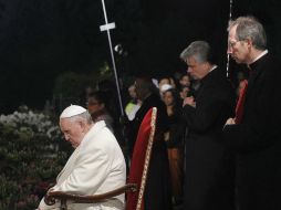 El Papa Francisco sostuvo que en la noche del Viernes Santo sólo una palabra debe permanecer: la cruz. EFE /