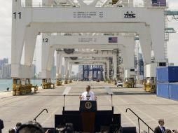 Obama habla sobre economía y empleo en el puerto de Miami. EFE /