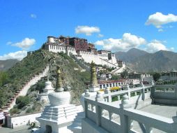 Templo tibetano. Paisaje del país de orígen de Garchen Rimponche. ESPECIAL /