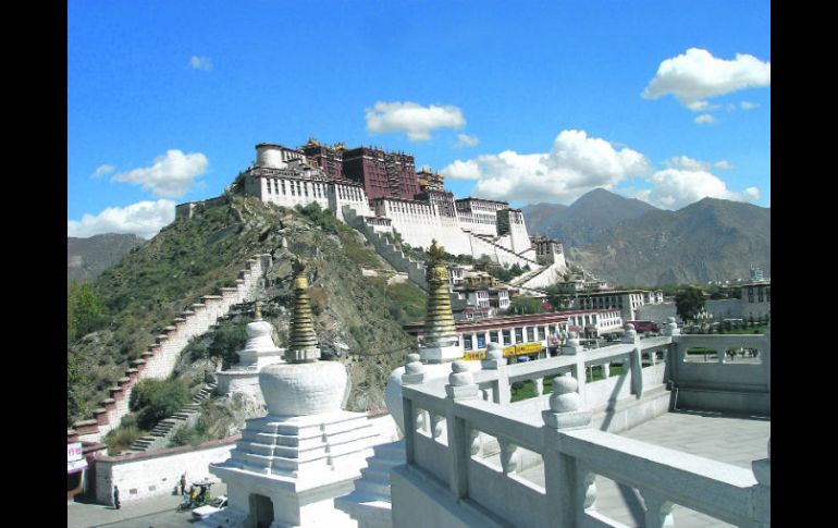 Templo tibetano. Paisaje del país de orígen de Garchen Rimponche. ESPECIAL /