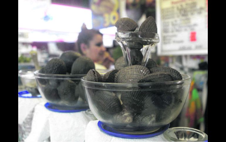 Hacen concha. En el Mercado Libertad ayer había mariscos vedados a la vista del público. EL INFORMADOR /