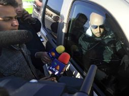 Lupillo Rivera sorprendió a los medios de comunicación. al acceder a la entrevista desde la ventanilla de su camioneta. ARCHIVO /