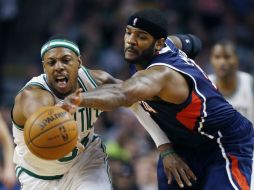 Paul Pierce (i) disputa un balón con Josh Smith (d) durante el juego. AP /