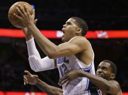 Tobias Harris intentando encestar. AP /