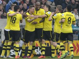 Jugadores del Dortmund festejan uno de los goles anotados. AFP /