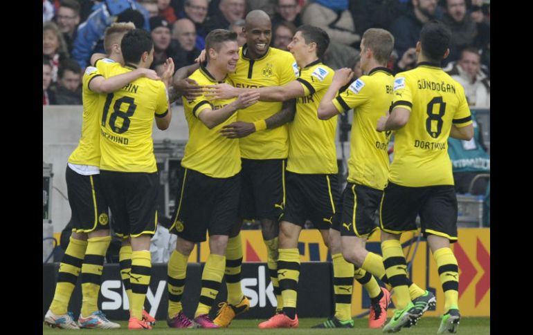 Jugadores del Dortmund festejan uno de los goles anotados. AFP /