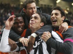 Alessandro Matri (c) festeja con sus compañeros el gol de la victoria. AP /