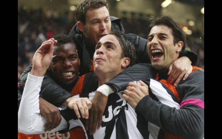 Alessandro Matri (c) festeja con sus compañeros el gol de la victoria. AP /